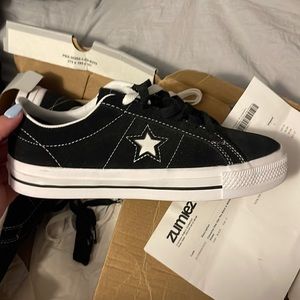 Black low comverse NEVER WORN